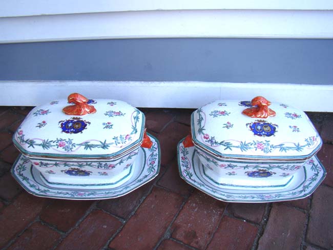 A pair of Chinese Export Porcelain Armorial style Tureens with undertrays, 20th century — image 2